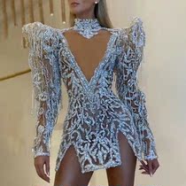 The Raptors acted out to the buyers to customize the nightclub sexy gogo dance and the atmosphere interacted with the wine.