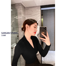 Wang Youshan black V collar jacket head long sleeve womens body clothes 2022 spring new thin section 100 hitch-knit cardiovert