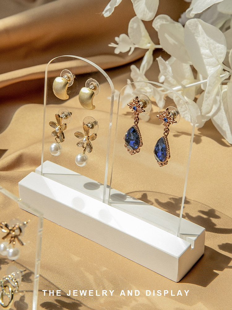 杭州一店主用透明亚克力首饰架提升陈列美感