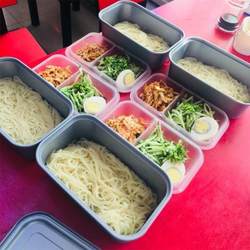 Disposable lunch box rectangular double-layered high-end pasta takeaway packaging box plastic 718 silver old lunch box