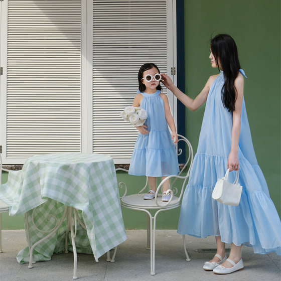 Holiday style parent-child dress for girls in summer sweet star Bailu same halter skirt beach skirt fashionable
Holiday style parent-child dress for girls in summer sweet star Bailu same halter skirt beach skirt fashionable