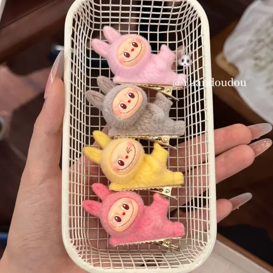 Labubu Little 인형 헤어 클립에 누워 귀여운 소녀 하트 사이드 앞머리 클립 오리 빌 만화 헤어 액세서리 소녀 어린이 Labubu Little 인형 헤어 클립에 누워 귀여운 소녀 하트 사이드 앞머리 클립 오리 빌 만화 헤어 액세서리 소녀 어린이