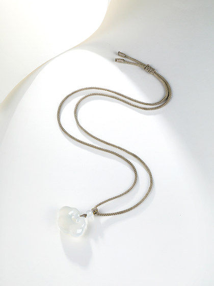 Zhou 토요일 Fu Xiaobing Cloud Pendant Aoka Cloud Ruyi Lock Necklace White Moonlight Chopin Festival 선물을위한 선물 Zhou 토요일 Fu Xiaobing Cloud Pendant Aoka Cloud Ruyi Lock Necklace White Moonlight Chopin Festival 선물을위한 선물
