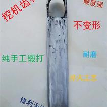 Excavator teeth and bucket teeth are formed into one piece and forged to dig winter bamboo shoots and spring bamboo shoots to open up wasteland for gardening and vegetable planting. Dual-purpose old-fashioned thickened hoe.