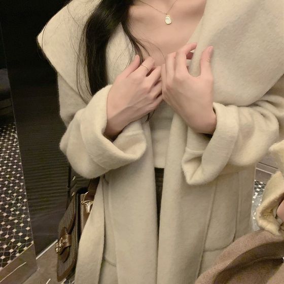 On-white hooded double-sided cashmere coat for women short small 2024 autumn and winter U new loose woolen outfit
On-white hooded double-sided cashmere coat for women short small 2024 autumn and winter U new loose woolen outfit