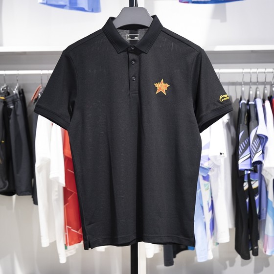 Li Ning authentic group buying series men's ice-sensing comfortable breathable lapel sports short-sleeved POLO shirt APLU951-2
Li Ning authentic group buying series men's ice-sensing comfortable breathable lapel sports short-sleeved POLO shirt APLU951-2