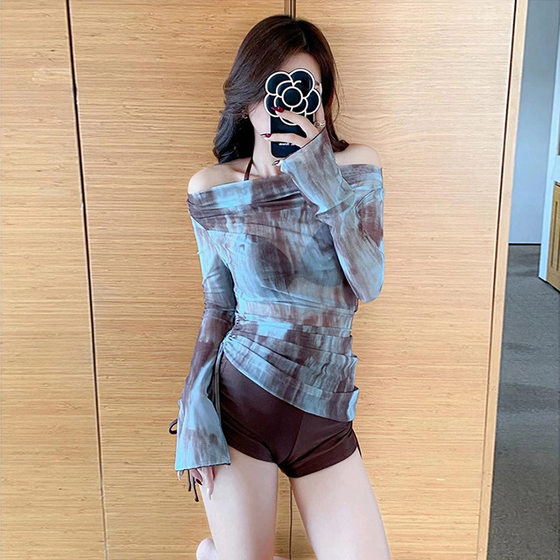 Conservative swimsuit women's split three-piece long-sleeved fashionable tie-dye blouse sexy bikini swimsuit looks slim and slim
Conservative swimsuit women's split three-piece long-sleeved fashionable tie-dye blouse sexy bikini swimsuit looks slim and slim