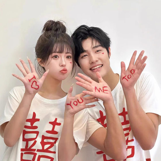 여름 남자와 여자 탑 커플은 결혼을위한 순수한 면화 단점 티셔츠를 입고 결혼 증명서 등록 참여 웨딩 트렌디 브랜드 클래스 유니폼 여름 남자와 여자 탑 커플은 결혼을위한 순수한 면화 단점 티셔츠를 입고 결혼 증명서 등록 참여 웨딩 트렌디 브랜드 클래스 유니폼