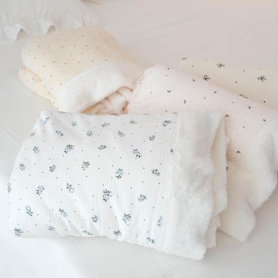 June Rain White Class A Ins Small Fresh Polka Dot Floral Double Layer Yarn Plush Cover Legs Teddy Fleece Blanket Cover Sofa Blanket
June Rain White Class A Ins Small Fresh Polka Dot Floral Double Layer Yarn Plush Cover Legs Teddy Fleece Blanket Cover Sofa Blanket