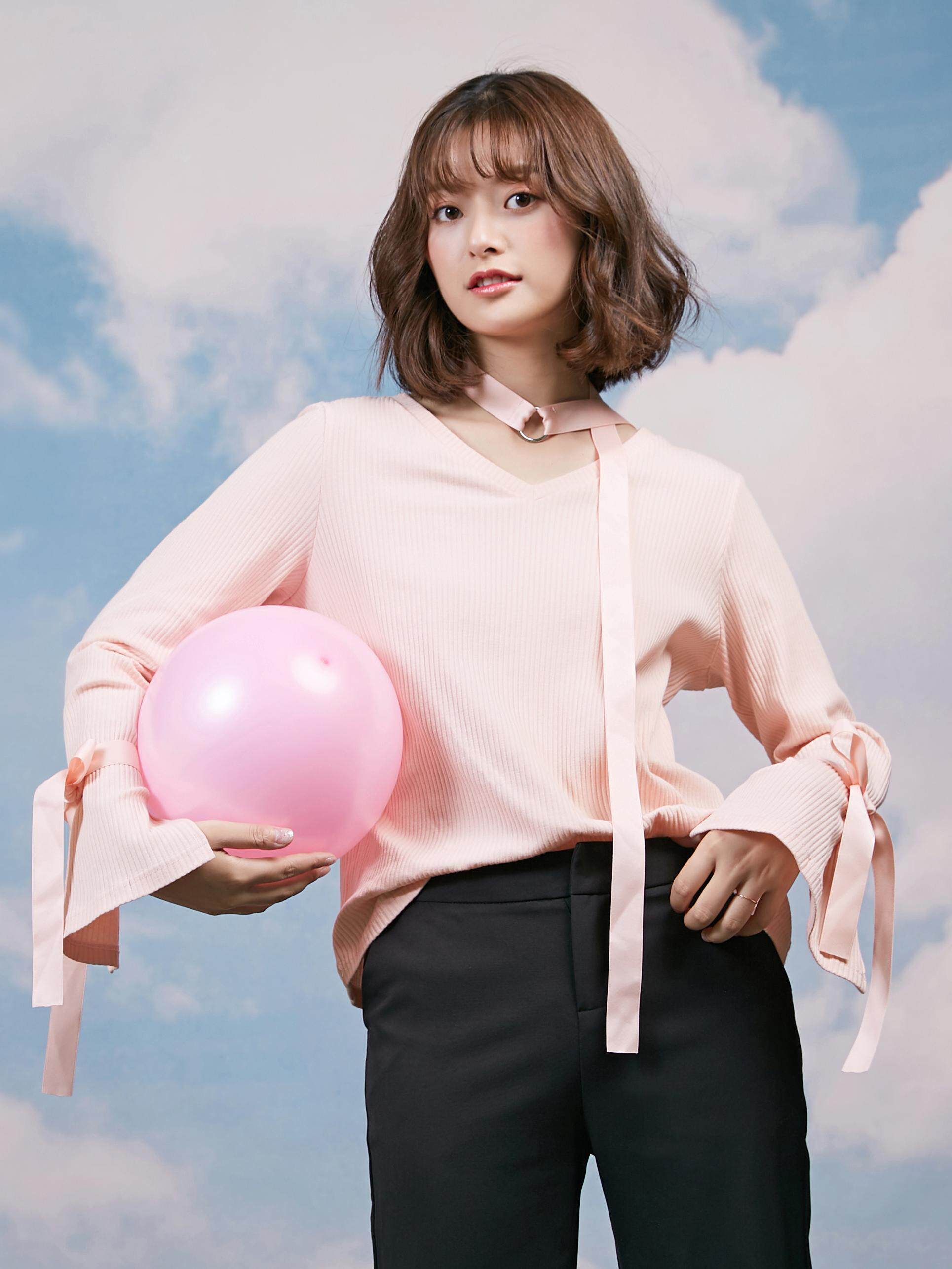 喇叭袖针织衫 个性开叉袖口,然后融入飘逸的系带,慵懒