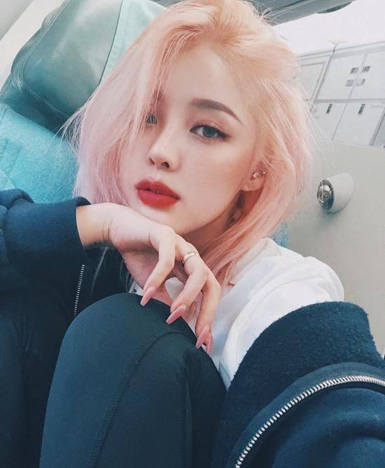 说彩妆界大佬pony,堪称"换色达人",不同妆容搭配不同发色,每次出现都