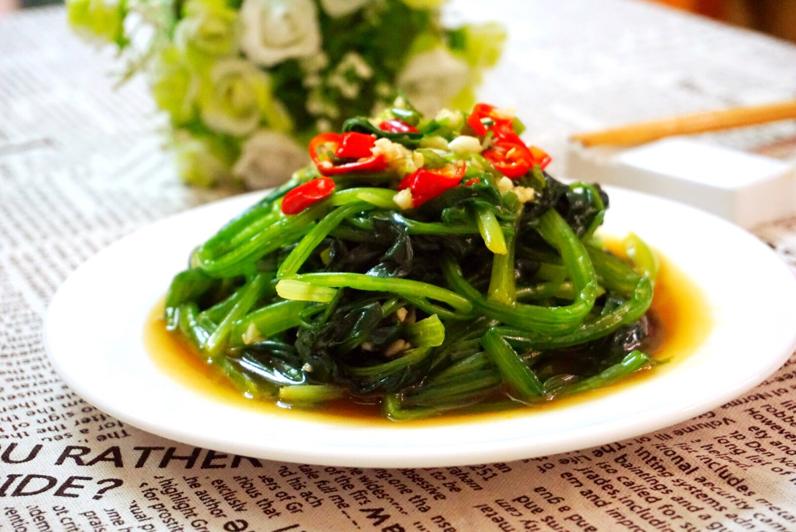 一,菠菜 菠菜含有丰富的铁质,是补充月经期间女生流失物质的最重要