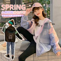 Girl Small Bear Printed Collage Coat 2022 Spring Dress New CUHK Childrens Korean Version Temperament Even Cap Blouse Tide