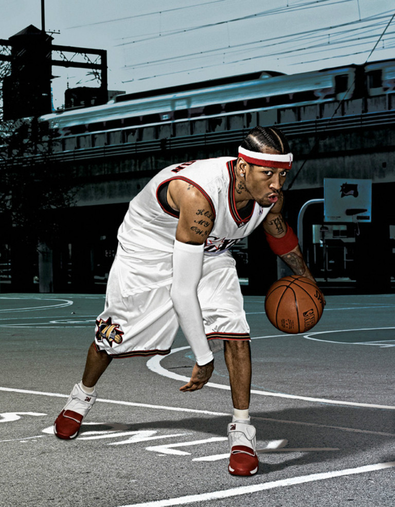 艾弗森在比赛时的着装和平时相比已经收敛很多了.