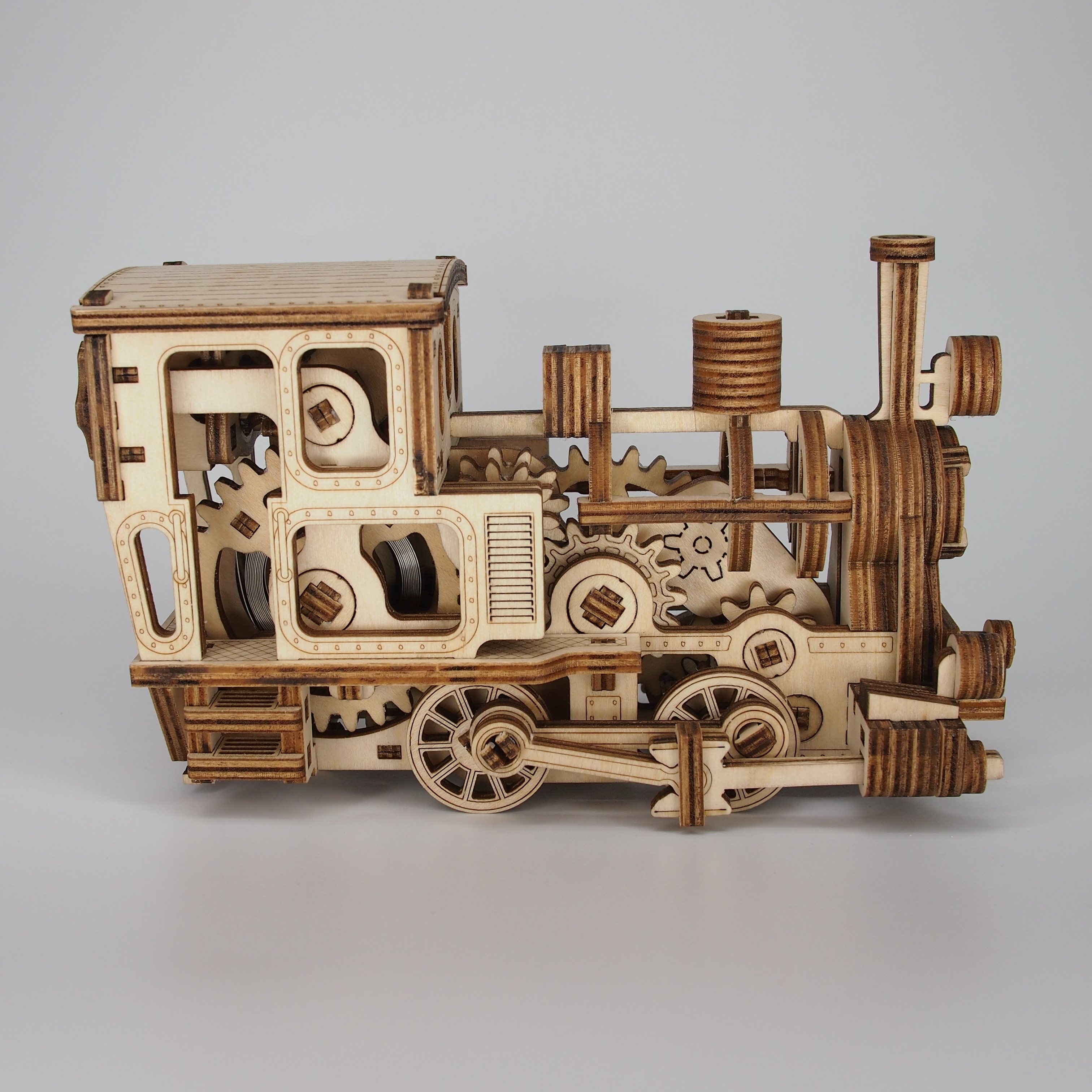 自己做的木头拼装小火车不锈钢发条榫卯结构不用胶水可以开动数米还有