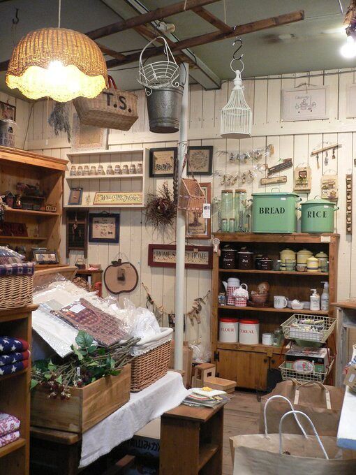 这家家居小摆设售卖店虽然小,但整合的很紧凑,个个小饰品都爱不释手.