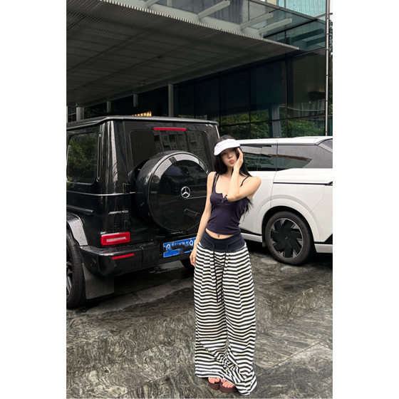 세련된 섹시한 섹시한 여자 I 자형 서스펜더 조끼 + 탄성 허리 드로 스트링 스트라이프 스포츠 바지 여성 2 피스 세트 세련된 섹시한 섹시한 여자 I 자형 서스펜더 조끼 + 탄성 허리 드로 스트링 스트라이프 스포츠 바지 여성 2 피스 세트
