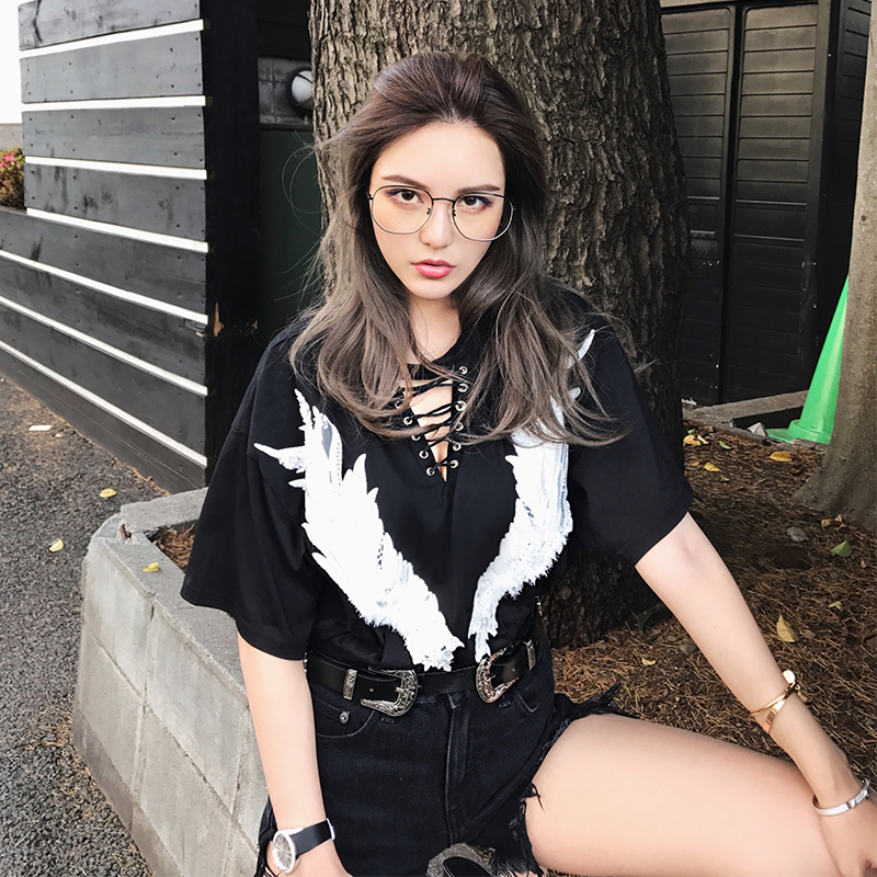 周扬青印花上衣欧洲站欧美性感t恤女港风心机短袖照片刺绣翅膀性感邓家胸佳重工的图片