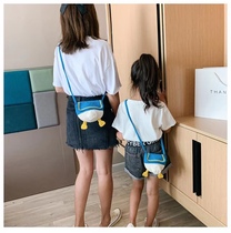 Net red ass duck handmade knitted shoulder bag Girls cute coin wallet creative wool handmade womens bag