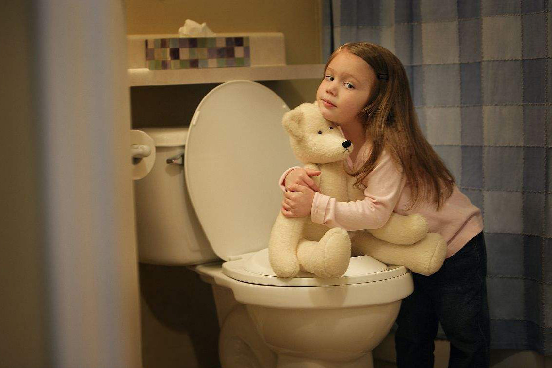 发现孩子尿床了,妈妈应如何应对和改善