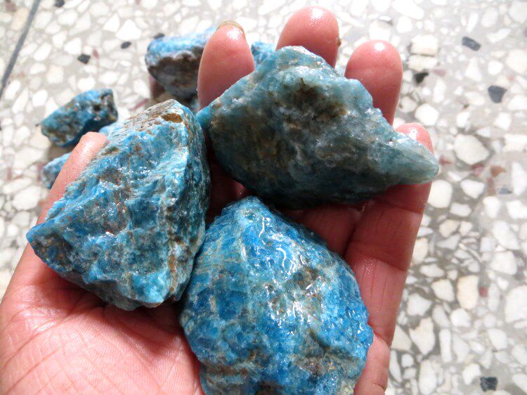 天然磷灰石原石毛料雕刻料蓝色磷灰石原矿物石教学标本石摆件