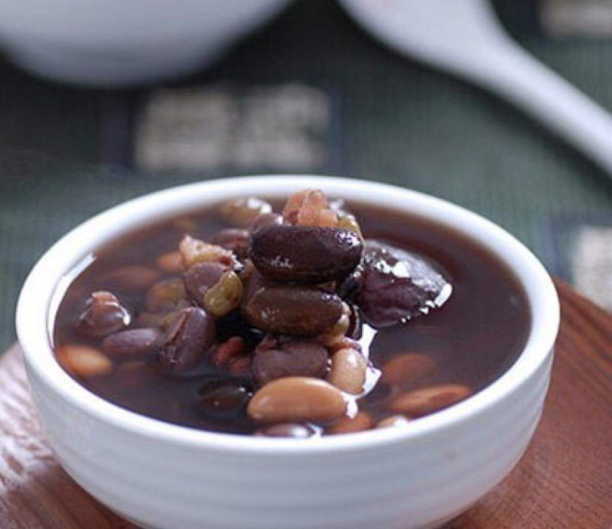 肤色暗沉——黑豆大枣粥