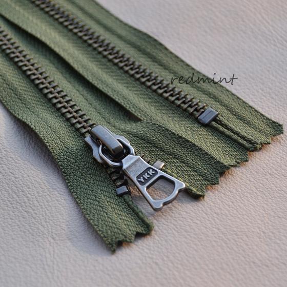 5# YKK zipper ancient silver closed tail metal clothing bag half-leader cuff pants leather goods bag shoes shoes boots olives 566
5# YKK zipper ancient silver closed tail metal clothing bag half-leader cuff pants leather goods bag shoes shoes boots olives 566
