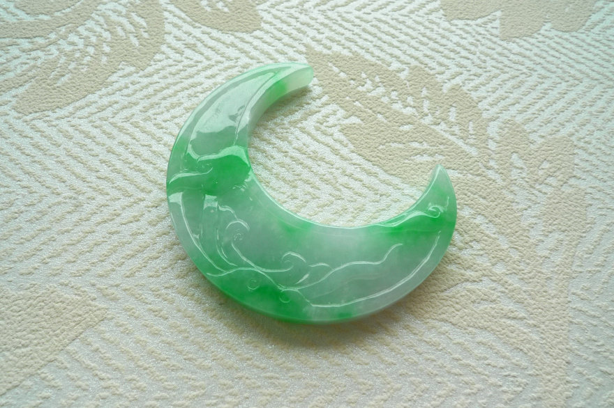 泓和天诚收藏精品翡翠大拍专场 a货飘阳绿冰糯种大气精雕月牙吊坠 23.