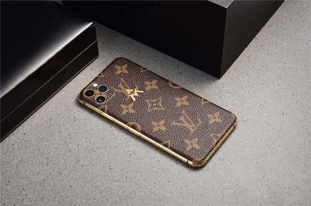 据悉,这款定制机型摒弃了iphone手机原本平淡无奇的外壳,选用了lv官方