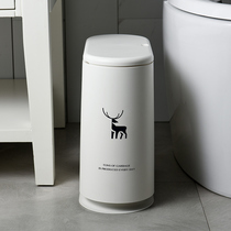 The trash can is covered with a household toilet clamp and the toilet in the Nordic washroom is pressed with a laundry barrel