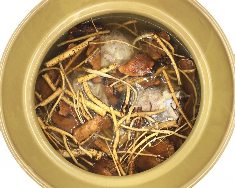 五指毛桃土茯苓煲猪骨汤