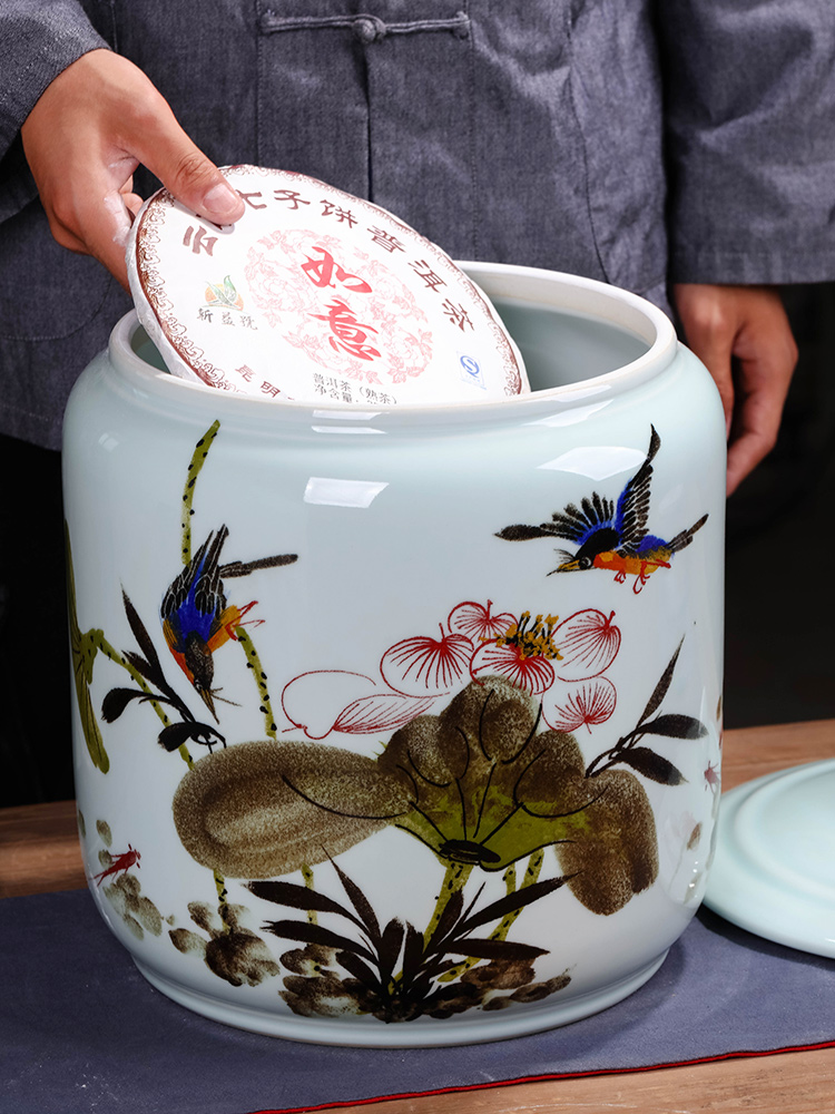 Caddy fixings ceramic seal pot store receives a large blue and white porcelain tea pot of pu 'er tea cake tin tea set