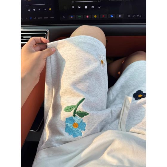 Summer outing outfits with small flower embroidery couple shorts men's summer oversize loose sports five-point beach pants
Summer outing outfits with small flower embroidery couple shorts men's summer oversize loose sports five-point beach pants
