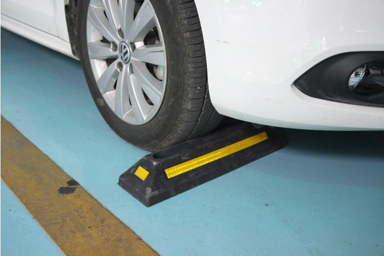 橡塑橡胶车轮定位器车位挡车止退器倒车停车挡车器减速带警示柱