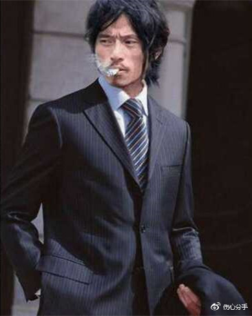 迷茫弟:因以一脸迷茫的表情出现,在龅牙哥的背景中而走红.