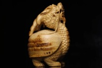 The stubborn bamboo carving Dragon tortoise is a hand-to-hand boutique animal bamboo root carving designer custom desk room ornaments