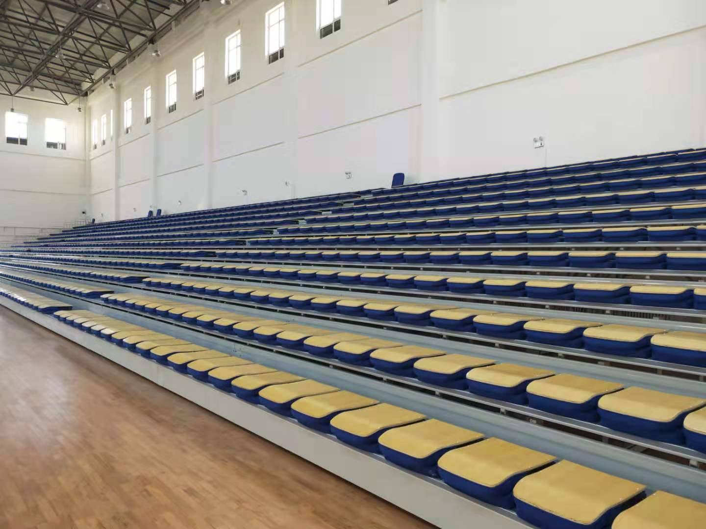 体育场看台座椅观礼排椅电影院手动连体双排篮球场中空吹塑篮球馆