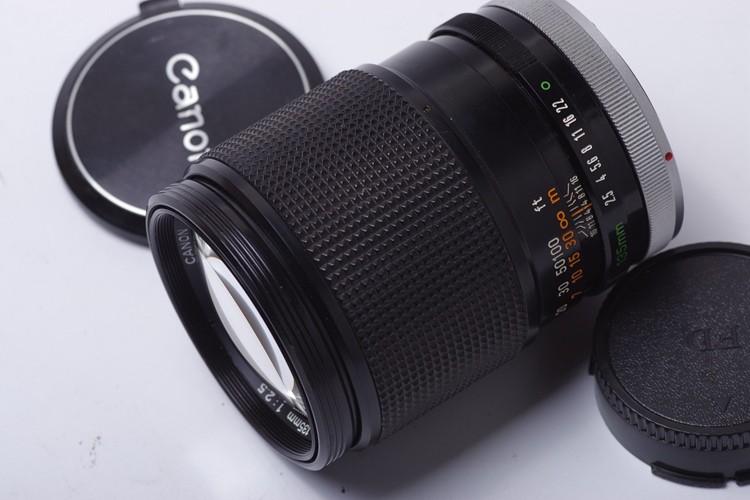 拍摄场景:人物 镜头防抖功能:不带防抖 全画幅:支持 镜头卡口:佳能口