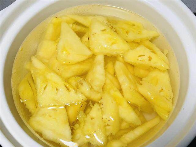 锅中放入适量的水,水煮到温热后,放入菠萝,开大火将水煮开.1.