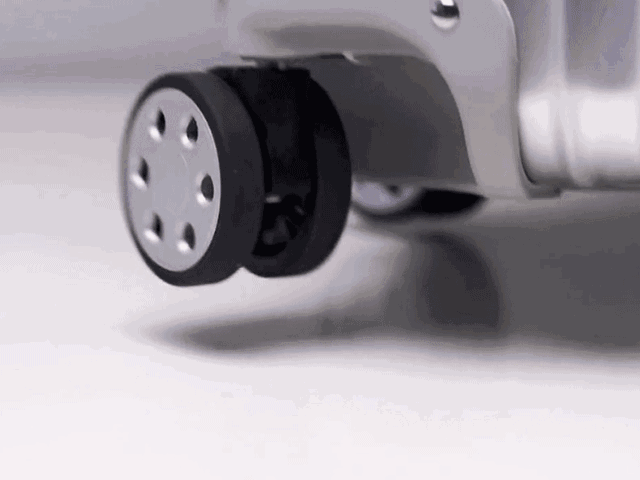 轮子的设计和质量,一直是rimowa的优势,已获得专利.