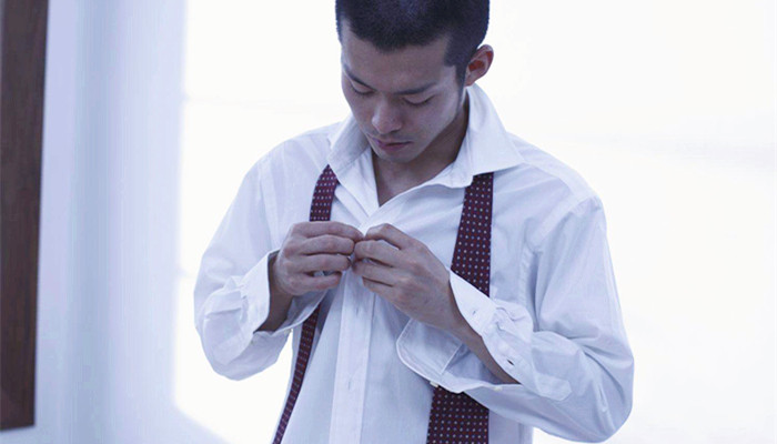 扣扣子的方式,看出一个男生是否有时尚感