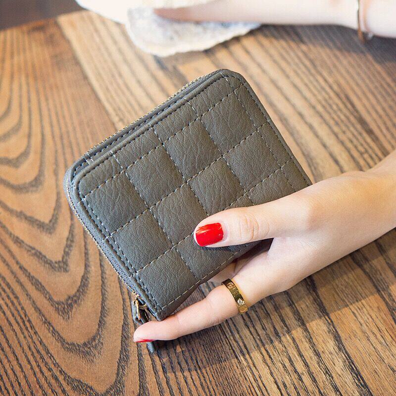 可爱粉嫩的卡哇伊小钱包,粉嫩的颜色搭配一些小花绿草的点缀为整个