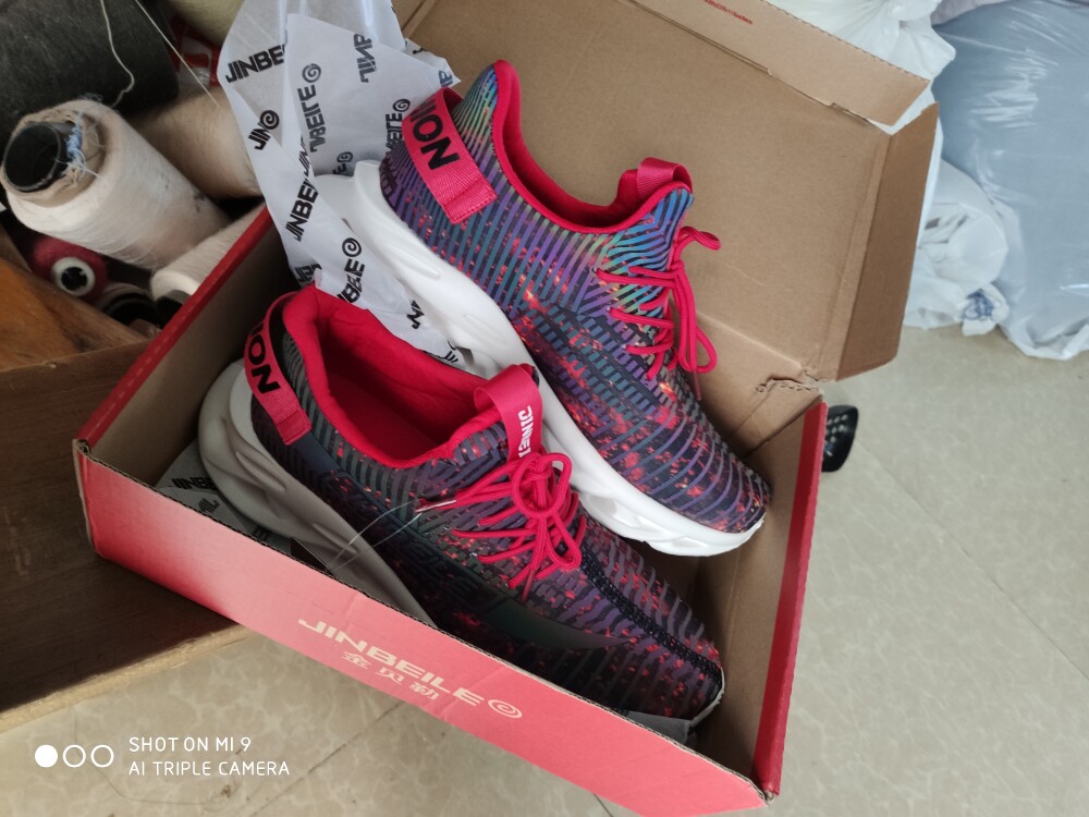 超轻炫酷变色跑步鞋男好不好用，入手后7天来评价_搜券