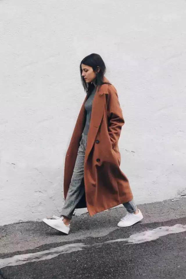 与黑色组合可增强气场,与白色搭配可提升气质.