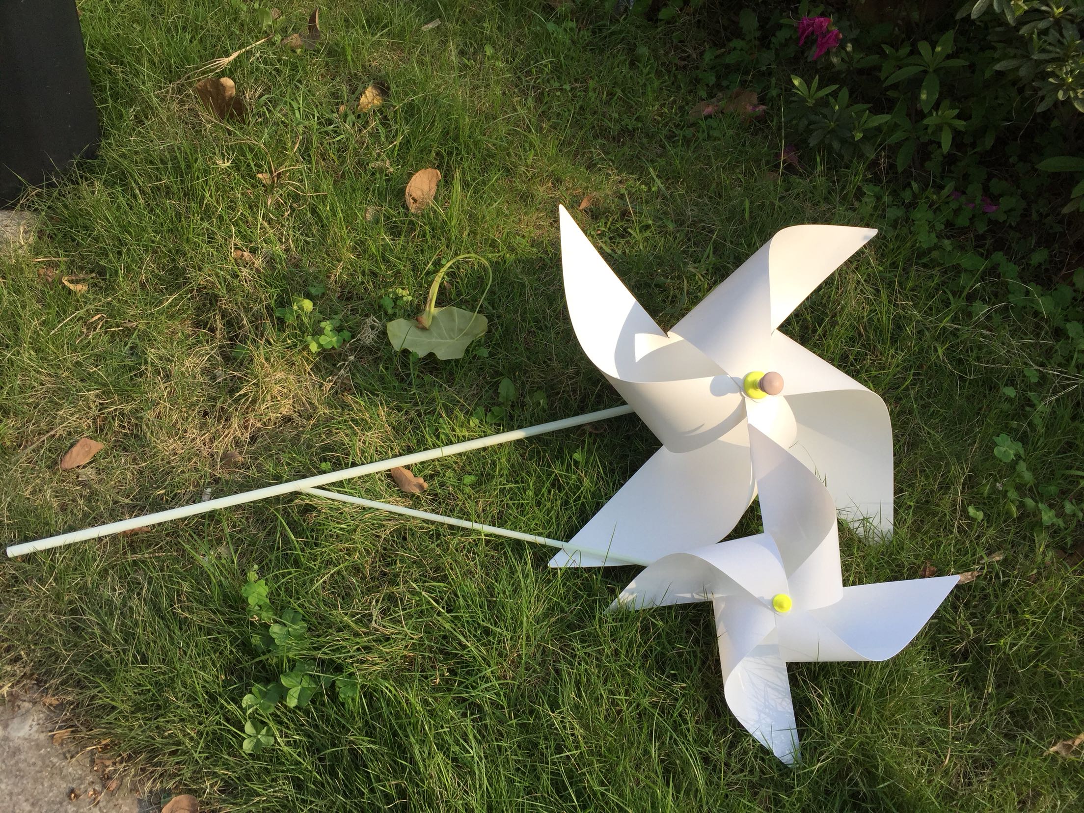 四叶白色黑色小风车户外加厚塑料风车玩具舞台摆设摄影大风车