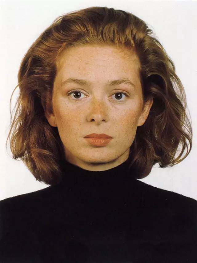 不忍直视的证件照,却有人拍成了艺术品?