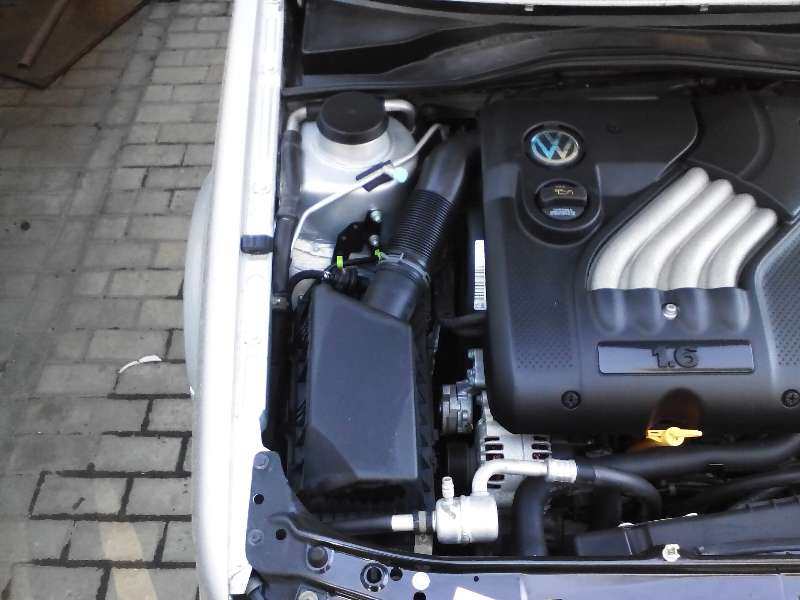 发动机机舱右侧