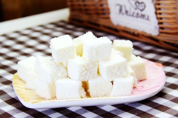 制作椰奶冻,你需要吉利丁片为凝固剂,淡奶油使奶味更浓.  吉利丁片