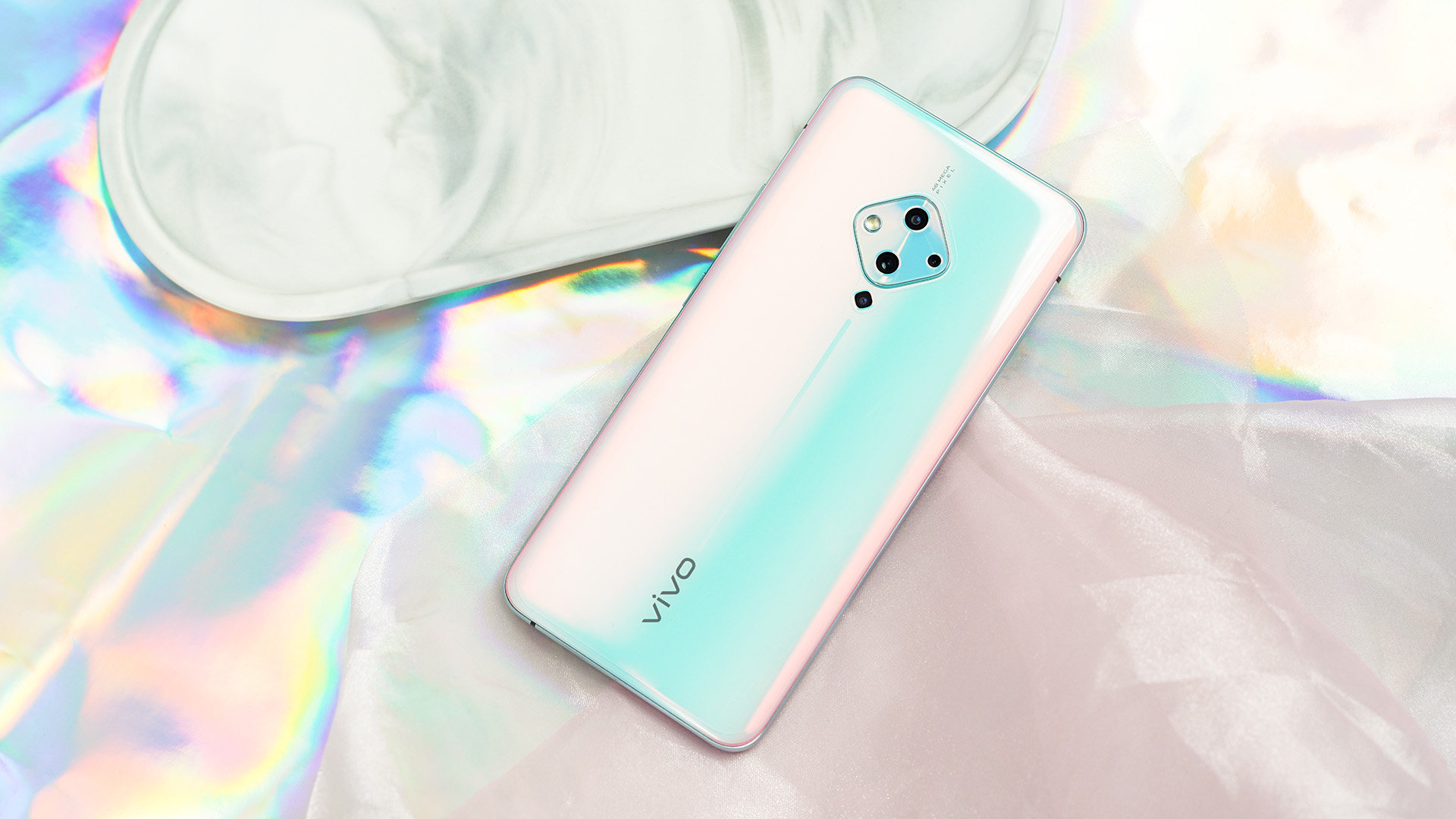 机身白面采用了3d曲面设计,这种弧度是精心调校的,握持手机的时候能够