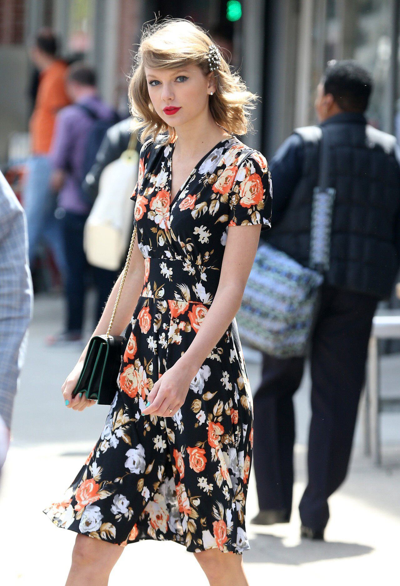 2017时尚街拍中碎花连衣裙  ▼炫酷朋克风 穿上皮衣你就是那么与众